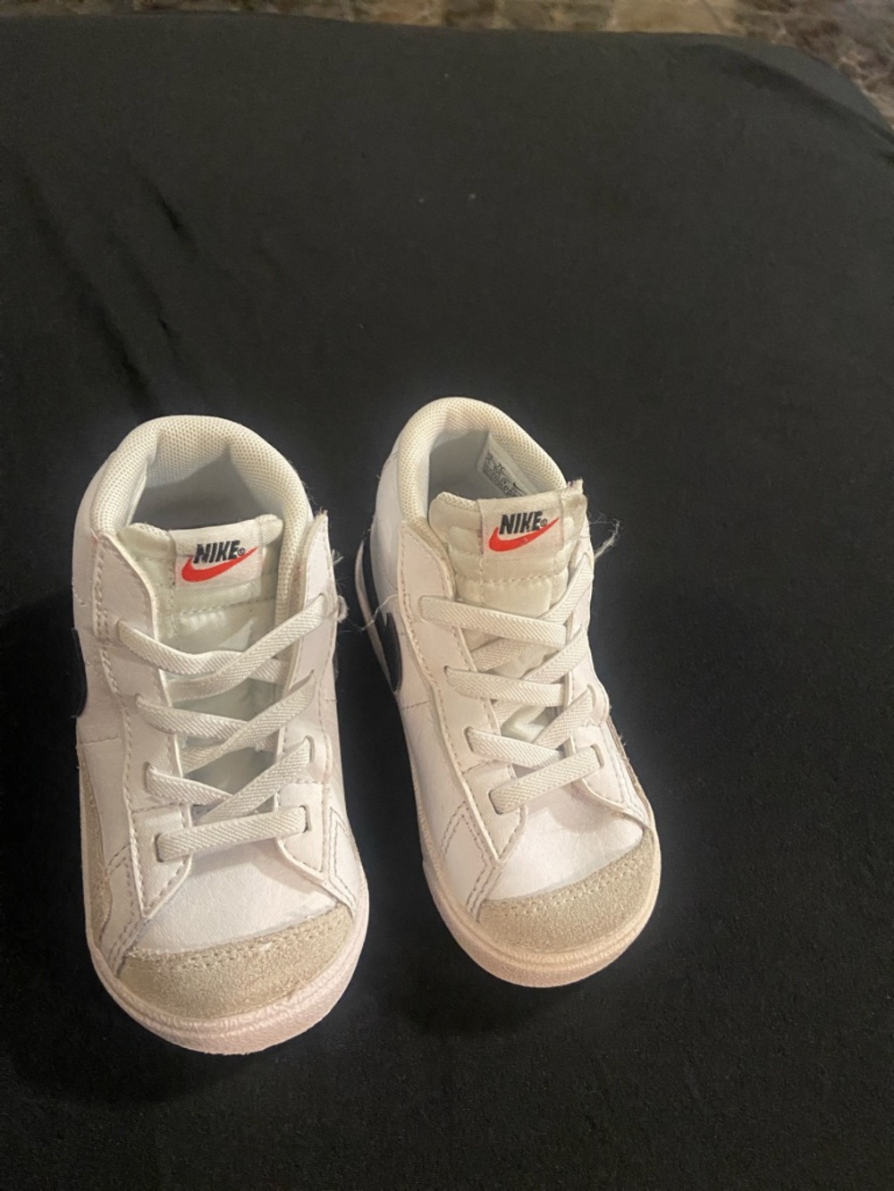 Nike Kids White & Cream Low-Top Sneakers with Red Logo